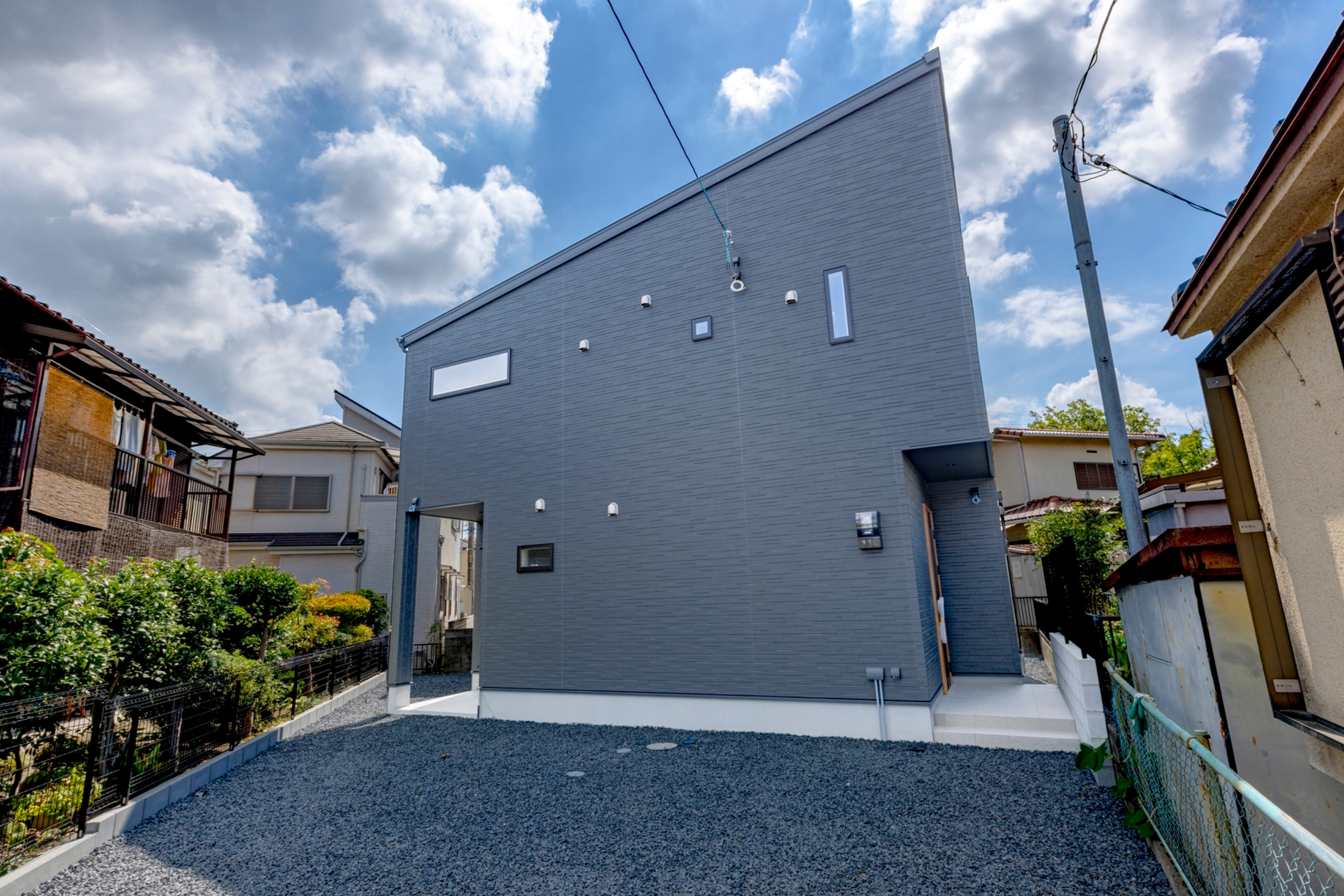 広い土地のシンプルでモダンなお家